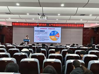 图片包含 火车, 建筑, 大, 充满 AI 生成的内容可能不正确。