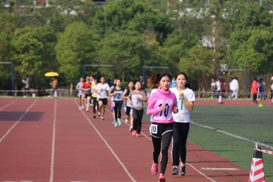 说明: I:\桂林理工大学第四十六届田径运动会圆满结束\3000米领跑.jpg