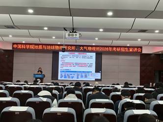 人们在看台上的人在商店里 AI 生成的内容可能不正确。