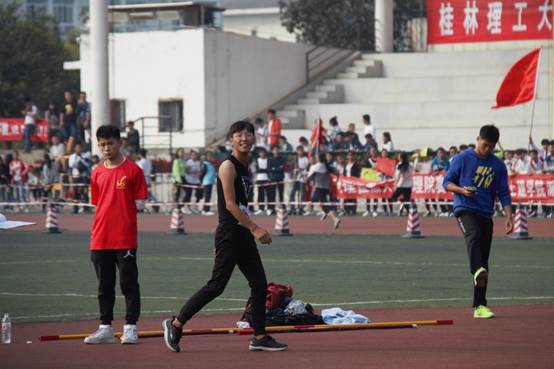 说明: I:\桂林理工大学第四十六届田径运动会圆满结束\获胜后的喜悦.jpg